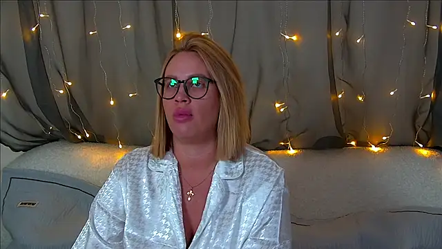 Snapshot of MariaNeumann chatting on 10.26.25 MariaNeumann online show from 10.26.25