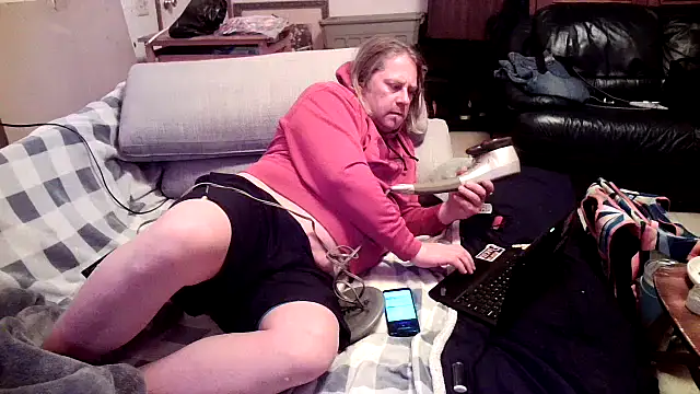 Snapshot of Mic_Oxinner chatting on 12.17.24 Mic Oxinner online show from 12.17.24