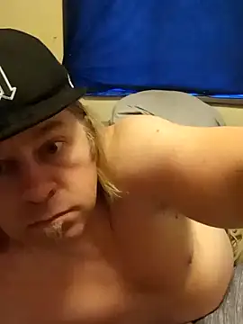 Snapshot of Mic_Oxinner chatting on 12.19.24 Mic Oxinner online show from 12.19.24