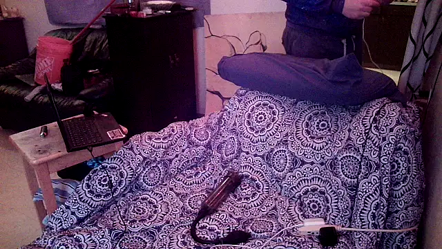 Snapshot of Mic_Oxinner chatting on 01.01.25 Mic Oxinner online show from 01.01.25