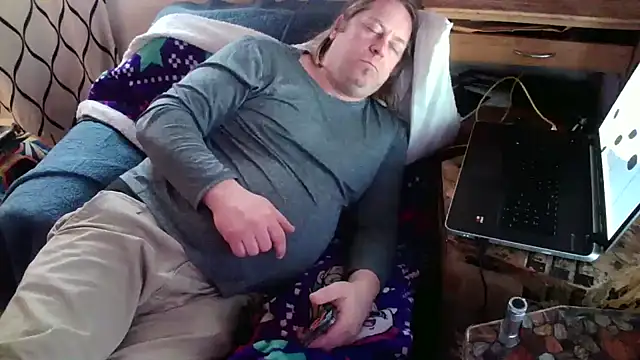 Snapshot of Mic_Oxinner chatting on 01.16.25 Mic Oxinner online show from 01.16.25