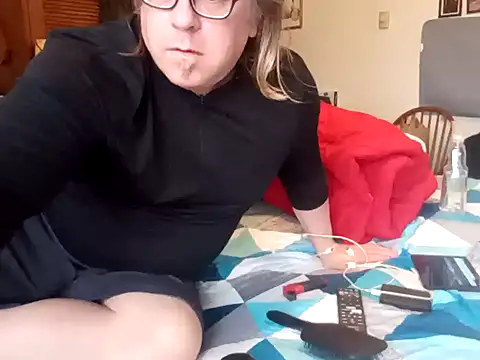 Snapshot of Mic_Oxinner chatting on 02.09.25 Mic Oxinner online show from 02.09.25