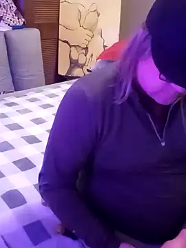 Snapshot of Mic_Oxinner chatting on 02.12.25 Mic Oxinner online show from 02.12.25