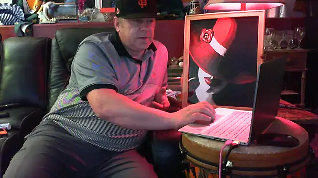 Snapshot of Mic_Oxinner chatting on 09.17.25 Mic Oxinner online show from 09.17.25