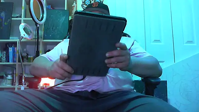 Snapshot of Mic_Oxinner chatting on 09.27.25 Mic Oxinner online show from 09.27.25