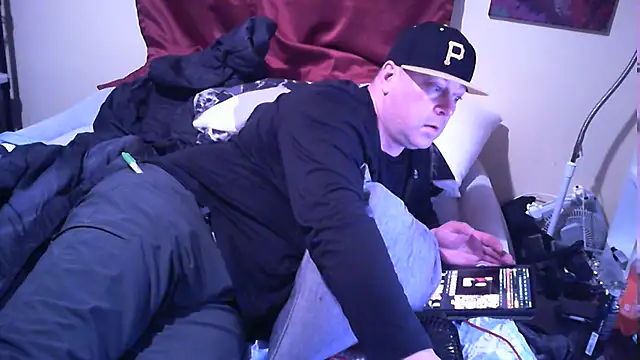 Snapshot of Mic_Oxinner chatting on 10.09.25 Mic Oxinner online show from 10.09.25