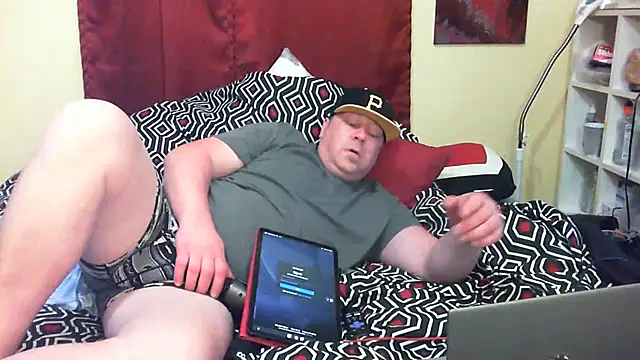 Snapshot of Mic_Oxinner chatting on 10.22.25 Mic Oxinner online show from 10.22.25