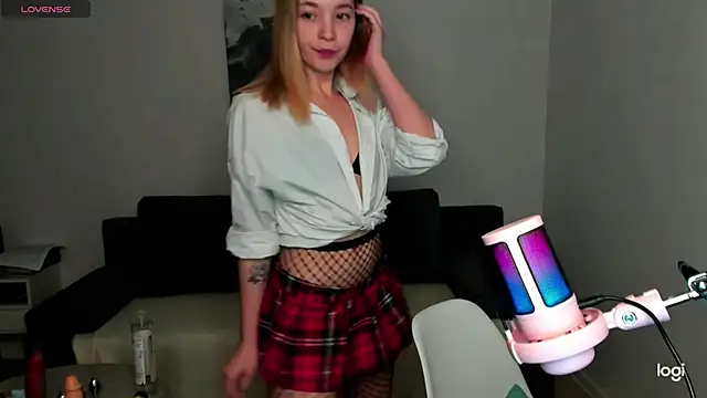 Snapshot of MiaThaine chatting on 12.01.24 MiaThaine online show from 12.01.24