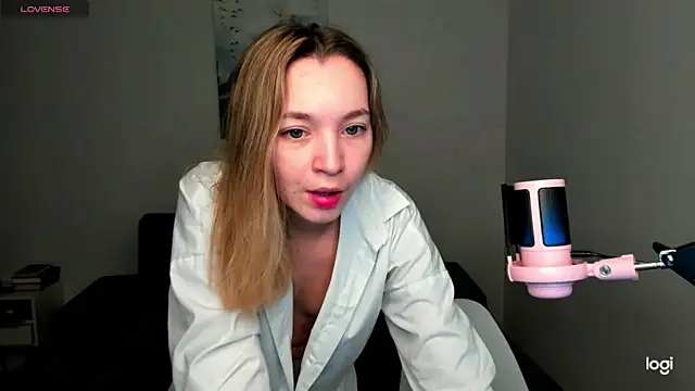 Snapshot of MiaThaine chatting on 12.08.24 MiaThaine online show from 12.08.24