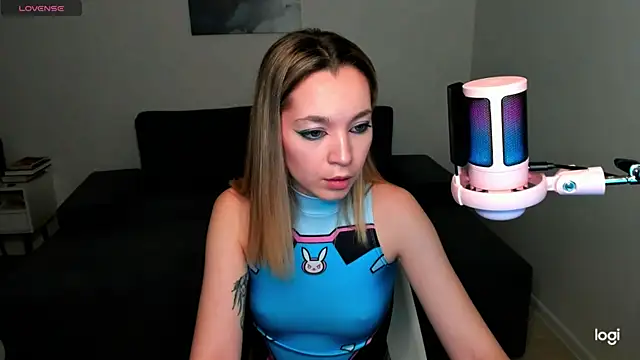 Snapshot of MiaThaine chatting on 12.11.24 MiaThaine online show from 12.11.24