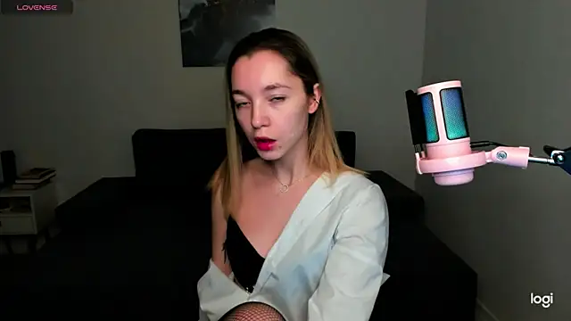 Snapshot of MiaThaine chatting on 12.14.24 MiaThaine online show from 12.14.24