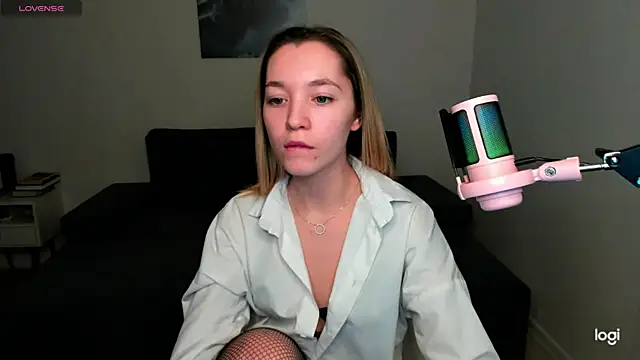 Snapshot of MiaThaine chatting on 12.14.24 MiaThaine online show from 12.14.24