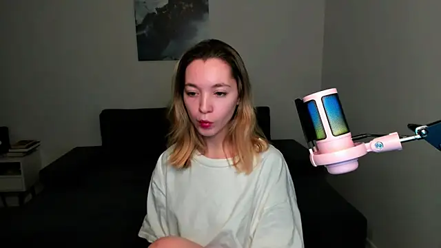 Snapshot of MiaThaine chatting on 12.16.24 MiaThaine online show from 12.16.24