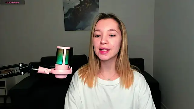 Snapshot of MiaThaine chatting on 12.22.24 MiaThaine online show from 12.22.24
