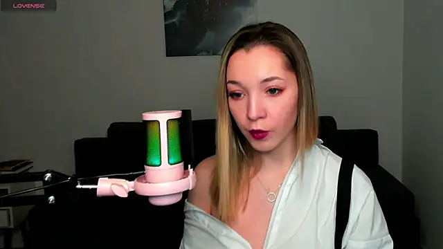 Snapshot of MiaThaine chatting on 12.29.24 MiaThaine online show from 12.29.24