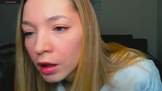 Snapshot of MiaThaine chatting on 01.02.25 MiaThaine online show from 01.02.25