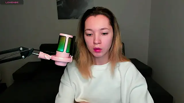 Snapshot of MiaThaine chatting on 01.17.25 MiaThaine online show from 01.17.25