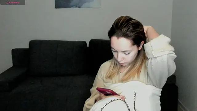 Snapshot of MiaThaine chatting on 01.28.25 MiaThaine online show from 01.28.25
