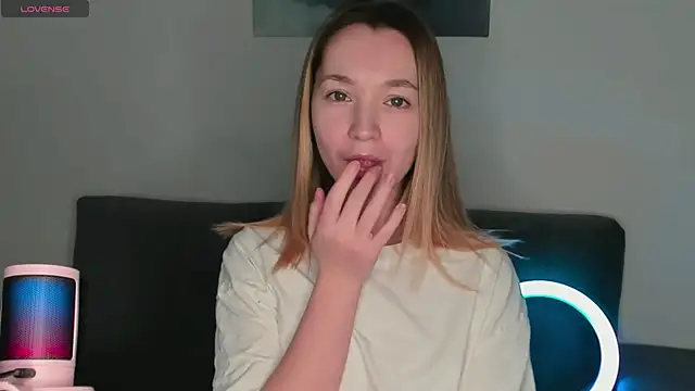 Snapshot of MiaThaine chatting on 02.06.25 MiaThaine online show from 02.06.25