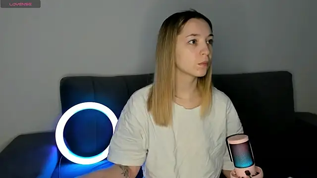 Snapshot of MiaThaine chatting on 02.12.25 MiaThaine online show from 02.12.25