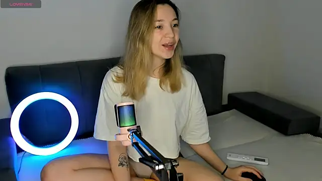 Snapshot of MiaThaine chatting on 02.15.25 MiaThaine online show from 02.15.25