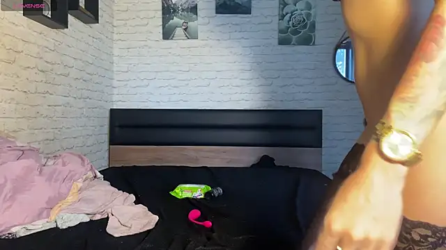 Snapshot of leesmoke chatting on 10.23.25 leesmoke online show from 10.23.25