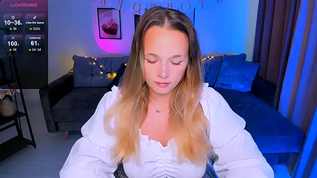 Snapshot of SherillBrill chatting on 10.05.25 SherillBrill online show from 10.05.25