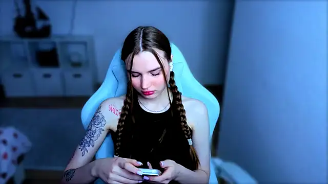 StellaLawless online show from 11.23.25