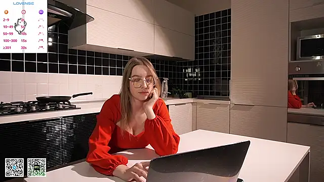 Snapshot of NoreenHatter chatting on 01.25.25 NoreenHatter online show from 01.25.25