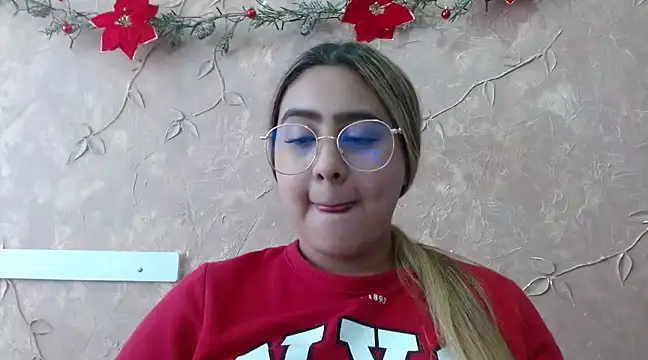 Snapshot of Miabonnett_ chatting on 12.16.24 Miabonnett online show from 12.16.24