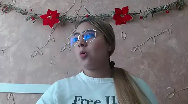 Snapshot of Miabonnett_ chatting on 12.18.24 Miabonnett online show from 12.18.24