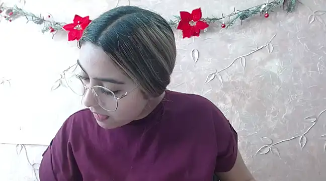 Snapshot of Miabonnett_ chatting on 12.19.24 Miabonnett online show from 12.19.24
