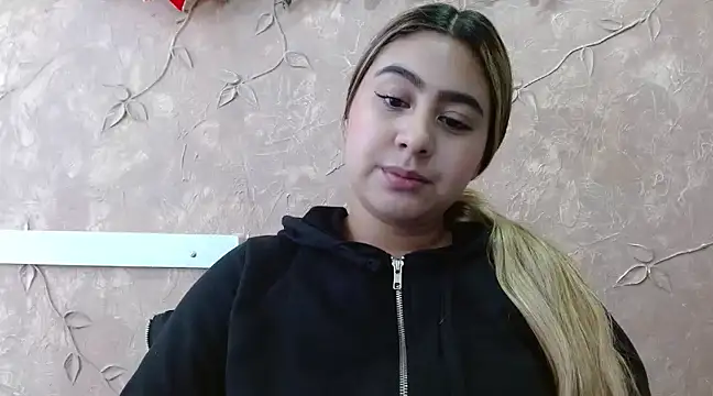 Snapshot of Miabonnett_ chatting on 12.23.24 Miabonnett online show from 12.23.24