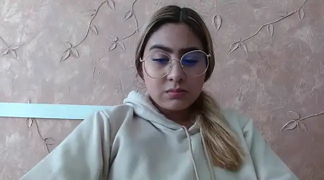 Snapshot of Miabonnett_ chatting on 02.13.25 Miabonnett online show from 02.13.25