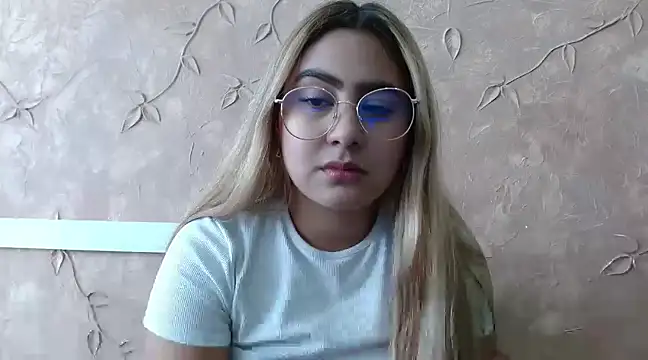 Snapshot of Miabonnett_ chatting on 02.21.25 Miabonnett online show from 02.21.25