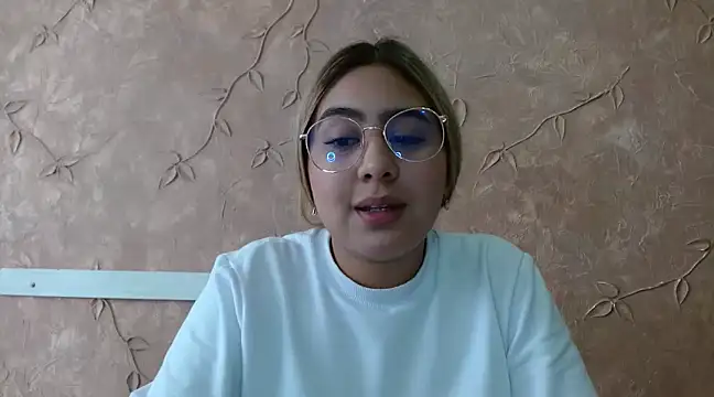 Snapshot of Miabonnett_ chatting on 03.18.25 Miabonnett online show from 03.18.25