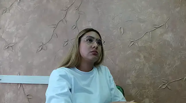 Snapshot of Miabonnett_ chatting on 03.18.25 Miabonnett online show from 03.18.25