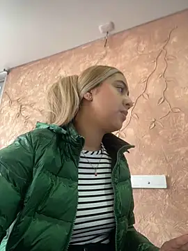 Miabonnett  online show from 10.18.25