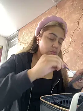 Miabonnett  online show from 10.20.25