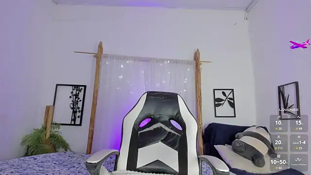 Snapshot of _RedMoon chatting on 10.22.25 RedMoon online show from 10.22.25