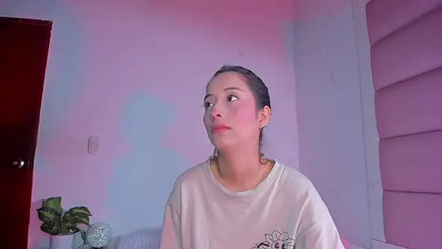 Snapshot of little-Emma chatting on 10.02.25 little-Emma online show from 10.02.25