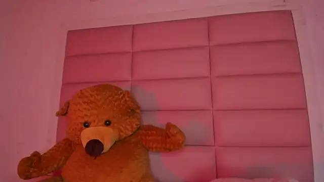 Snapshot of little-Emma chatting on 11.07.25 little-Emma online show from 11.07.25