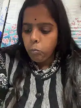 Snapshot of Beauty-queen chatting on 12.27.24 Beauty-queen online show from 12.27.24