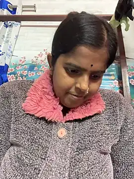 Snapshot of Beauty-queen chatting on 12.29.24 Beauty-queen online show from 12.29.24