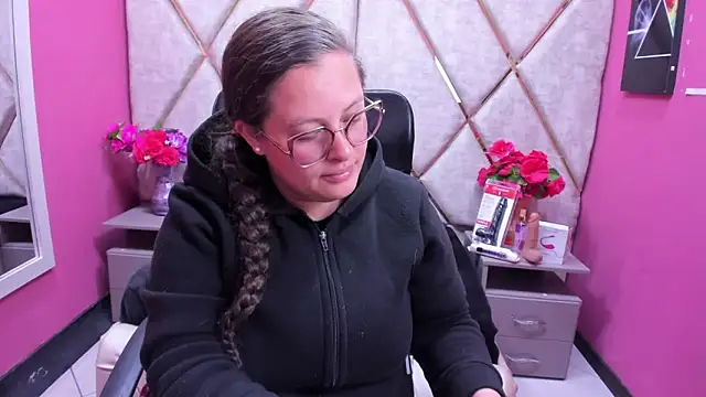 SaraThomso online show from 11.28.25