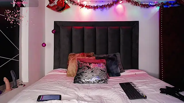 Snapshot of Tifanny_Sweett chatting on 12.18.24 Tifanny Sweett online show from 12.18.24