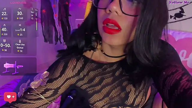 Snapshot of SenniaBella chatting on 10.29.25 SenniaBella online show from 10.29.25