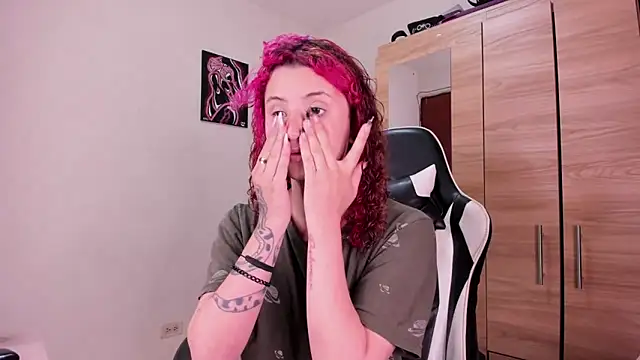 Snapshot of valent_27 chatting on 10.17.25 valent 27 online show from 10.17.25