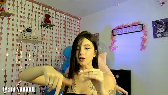 Snapshot of lucyy_tay chatting on 11.19.25 lucyy tay online show from 11.19.25