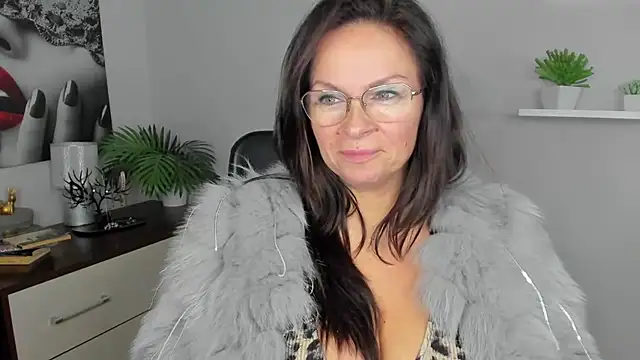 Snapshot of HelenLuxx chatting on 12.08.24 HelenLuxx online show from 12.08.24